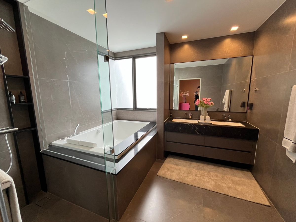 For SaleHouseLadkrabang, Suwannaphum Airport : 🏡 3 -story house for sale Type Loch Project Grand Bangkok Boulevard Yard Bangna - Super Luxury luxury house only 31 units.