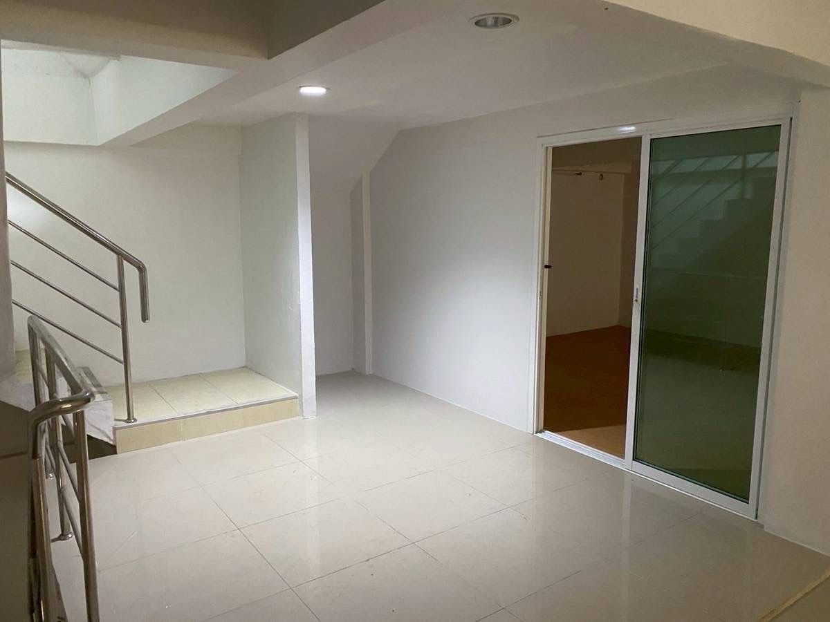 For RentShop HouseLadprao101, Happy Land, The Mall Bang Kapi : Renting a commercial building, a 4.5 -story commercial building + 2 rooftops, hit the high ceiling, parking near the BTS, the yellow line can be rented to do offices and registered the company.