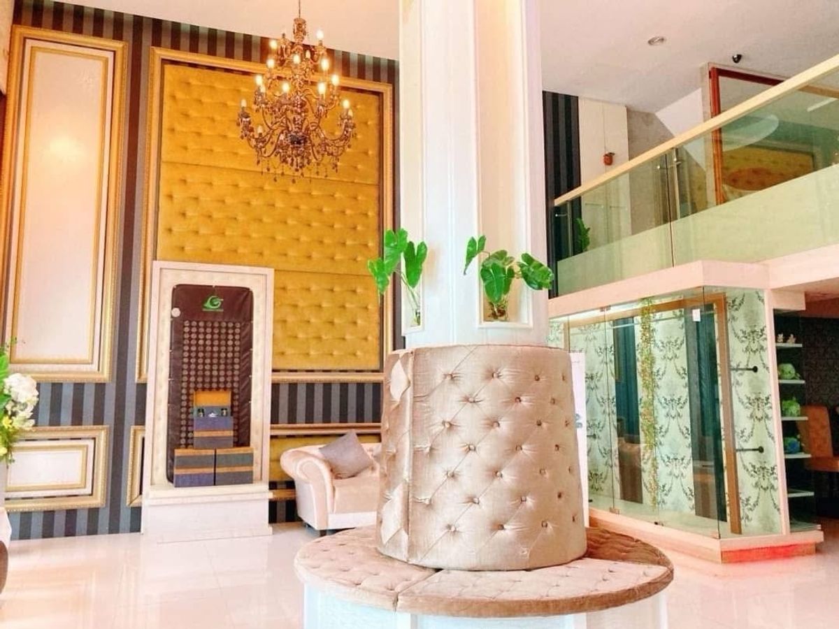 For RentShop HouseMin Buri, Romklao : For rent, 4 -story commercial buildings, on the main road near Mistine Ramkhamhaeng 158, from the sky train station that is only 50 meters, very good location, suitable for investment.