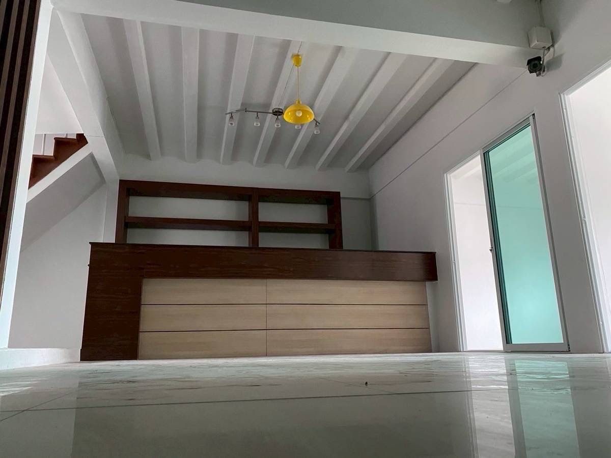 For RentShop HouseLadprao101, Happy Land, The Mall Bang Kapi : Renting a commercial building, a 4.5 -story commercial building + 2 rooftops, hit the high ceiling, parking near the BTS, the yellow line can be rented to do offices and registered the company.
