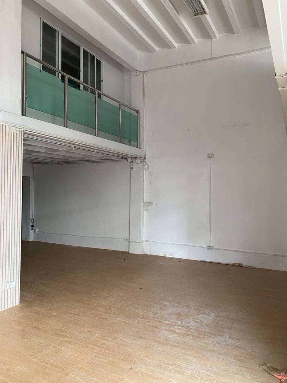 For RentShop HouseLadprao101, Happy Land, The Mall Bang Kapi : Renting a commercial building, a 4.5 -story commercial building + 2 rooftops, hit the high ceiling, parking near the BTS, the yellow line can be rented to do offices and registered the company.