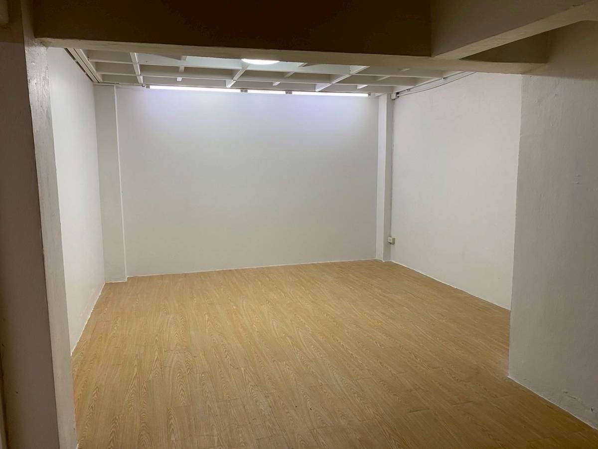 For RentShop HouseLadprao101, Happy Land, The Mall Bang Kapi : Renting a commercial building, a 4.5 -story commercial building + 2 rooftops, hit the high ceiling, parking near the BTS, the yellow line can be rented to do offices and registered the company.