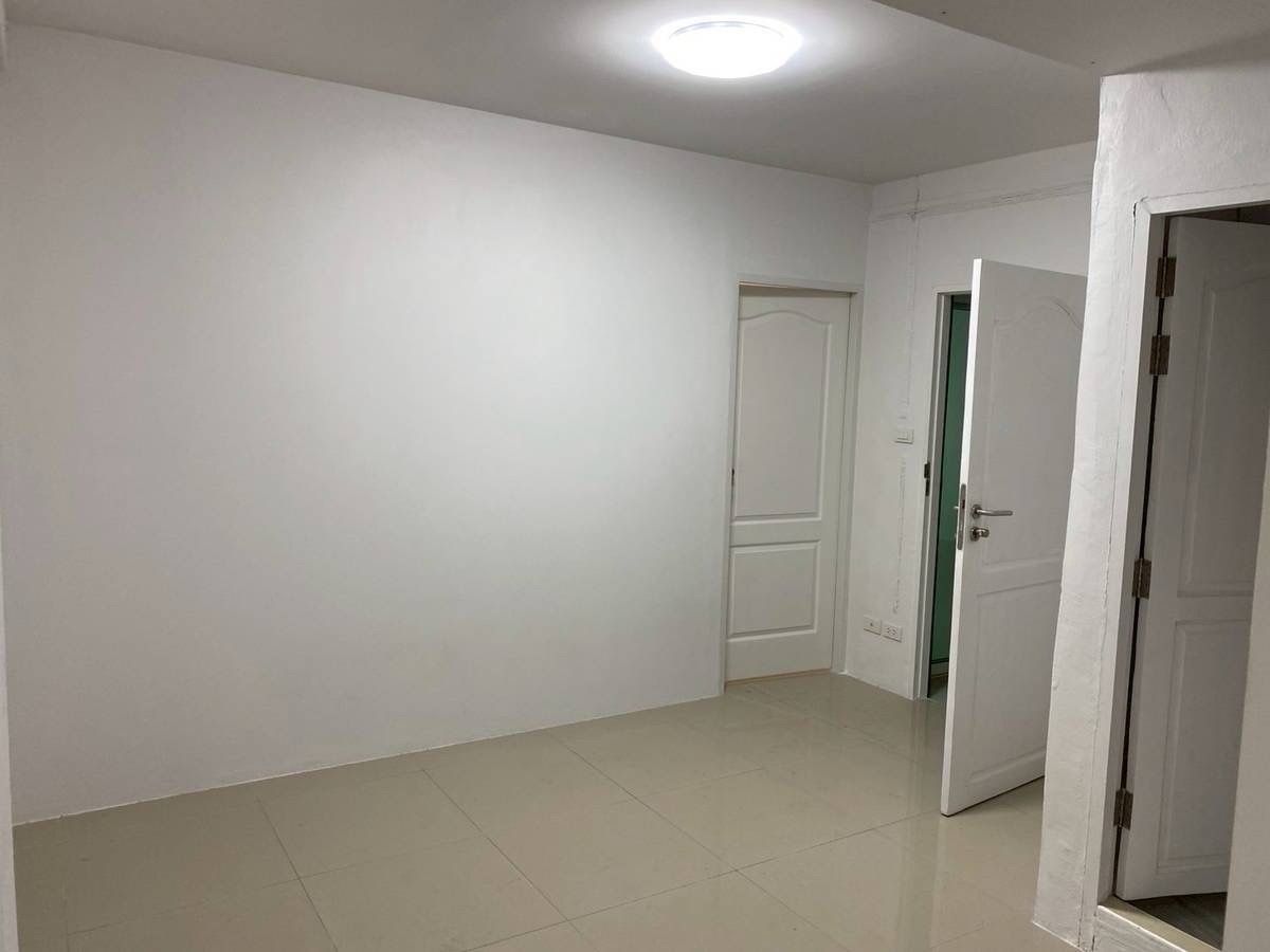 For RentShop HouseLadprao101, Happy Land, The Mall Bang Kapi : Renting a commercial building, a 4.5 -story commercial building + 2 rooftops, hit the high ceiling, parking near the BTS, the yellow line can be rented to do offices and registered the company.