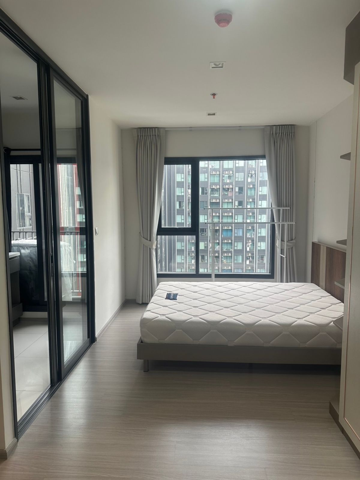 For RentCondoRama9, Petchburi, RCA : 🔥For urgent rent🔥Noble New District R9, a new condo in the heart of Rama 9, on a main road, convenient for travel.