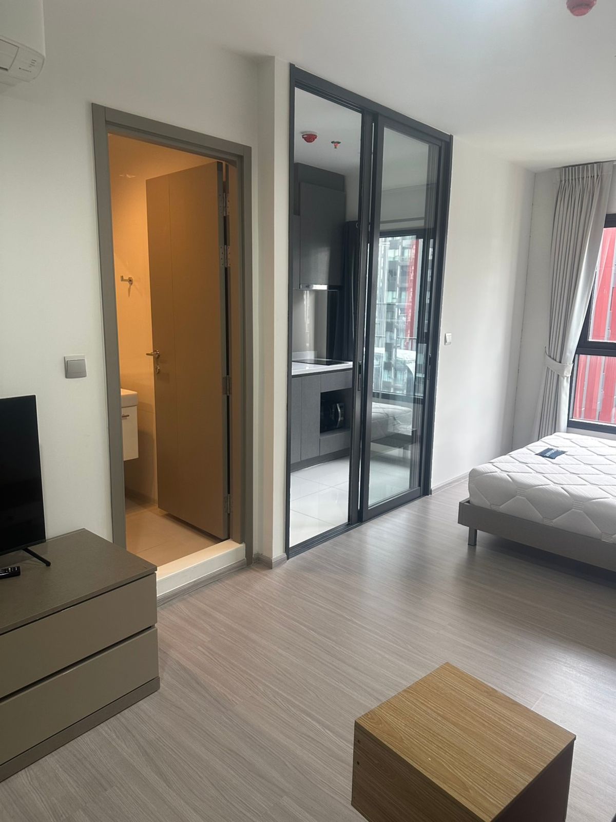 For RentCondoRama9, Petchburi, RCA : 🔥For urgent rent🔥Noble New District R9, a new condo in the heart of Rama 9, on a main road, convenient for travel.