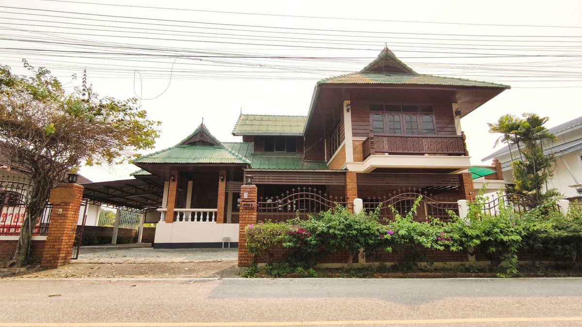 ขายบ้านลำพูน : ขายบ้านเดี่ยว 2 ชั้นไม้สักทองผสมปูน สวยลงตัวในสไตล์บ้านสวนเมืองลำพูน