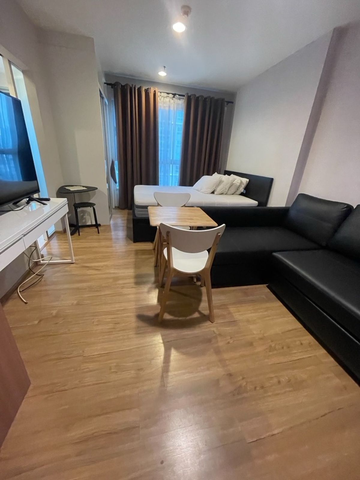 ให้เช่าคอนโดสาทร นราธิวาส : (𝐅𝐨𝐫 𝐑𝐞𝐧𝐭/ให้เช่า) คอนโด Fusechan-Sathorn 
⭐️condo rental 
🔸ขนาด 26 sqm.

💰 เช่า 11,000/เดือน (สัญญาเช่า1ปี)

รายละเอียดห้อง
- TV 
- เตาไฟฟ้าพร้อมที่ดูดควัน
- เครื่องทำน้ำอุ่น
- โซฟา
- ตู้เสื้อผ้า
- ตู้เย็น
- แอร์ 
