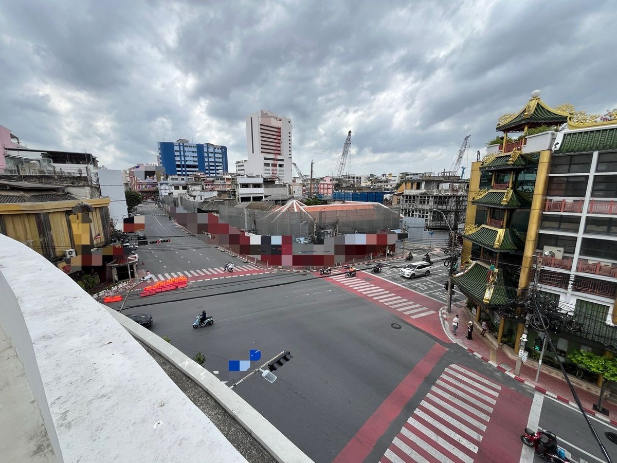 For RentShop HouseYaowarat, Banglamphu : Renting 1 commercial building, corner on the main road, Yaowarat - Naga Kasem MRT Sam Yot 600 meters, Bangkok