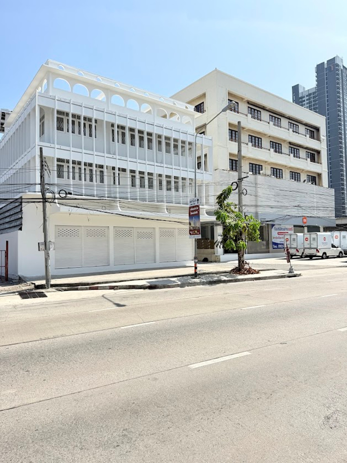 For RentShop HouseSamut Prakan,Samrong : Rent a building next to Thepharak Road - BTS Line Yellow Line, Thippawan Station, only 200 meters