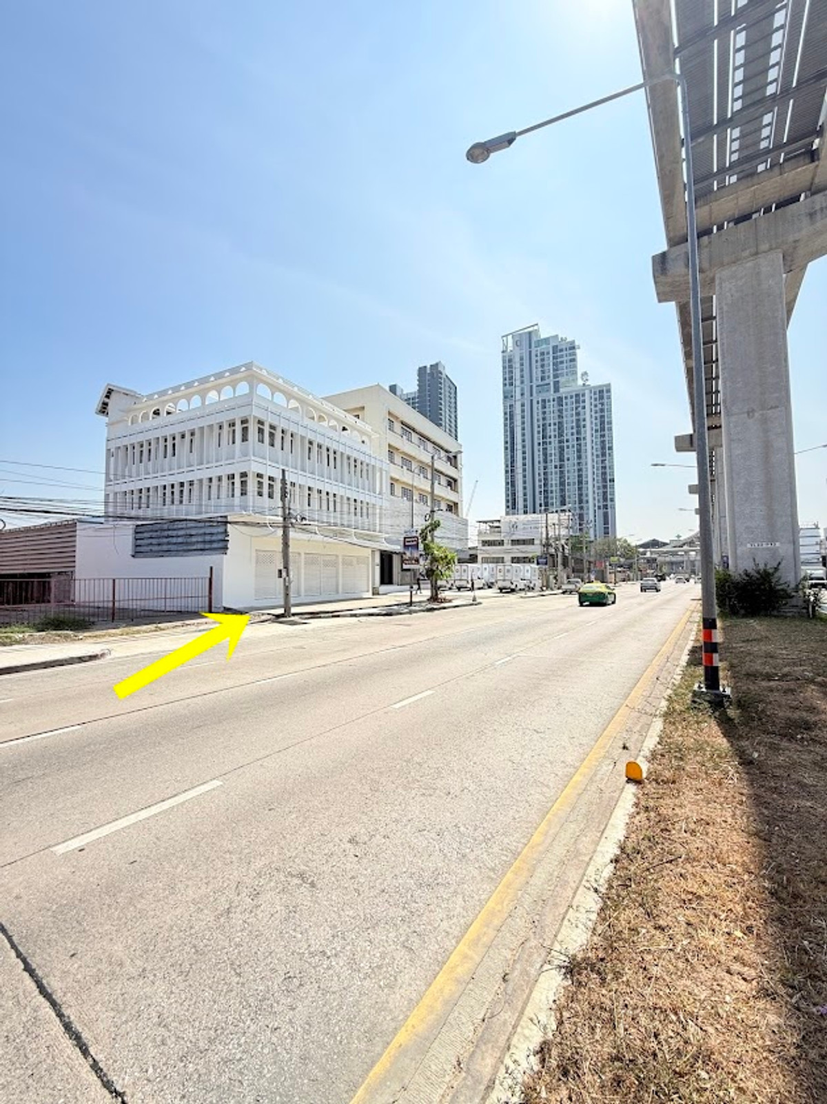 For RentShop HouseSamut Prakan,Samrong : Rent a building next to Thepharak Road - BTS Line Yellow Line, Thippawan Station, only 200 meters