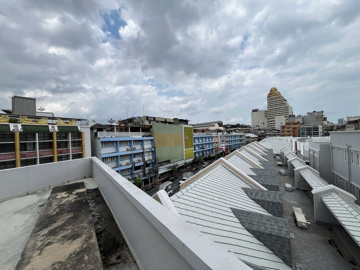 For RentShop HouseYaowarat, Banglamphu : Renting 1 commercial building, corner on the main road, Yaowarat - Naga Kasem MRT Sam Yot 600 meters, Bangkok