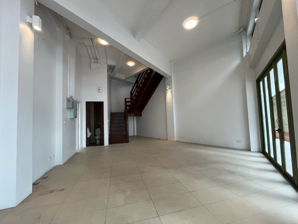 For RentShop HouseYaowarat, Banglamphu : Renting 1 commercial building, corner on the main road, Yaowarat - Naga Kasem MRT Sam Yot 600 meters, Bangkok