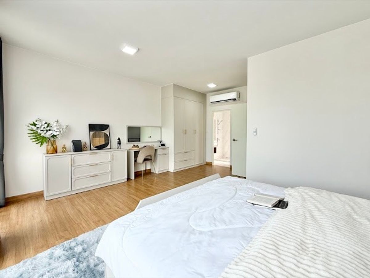 ขายทาวน์โฮมเกษตรศาสตร์ รัชโยธิน : 🏛️✨Baan Klang Mueng พหลฯ - รามอินทรา | ทาวน์โฮม 3 ชั้น TERRARIA ขนาด 142 ตร.ม. 35.5 ตร.ว. | 3 ห้องนอน 3 ห้องน้ำ 2 ที่จอด เริ่ม 4.79 MB ติดต่อนัดชม Tel.0922635410 (เอิร์ธ)