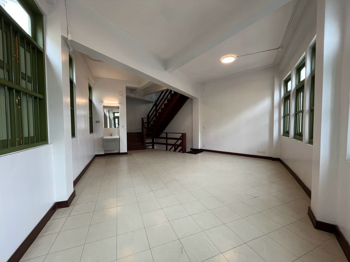 For RentShop HouseYaowarat, Banglamphu : Renting 1 commercial building, corner on the main road, Yaowarat - Naga Kasem MRT Sam Yot 600 meters, Bangkok