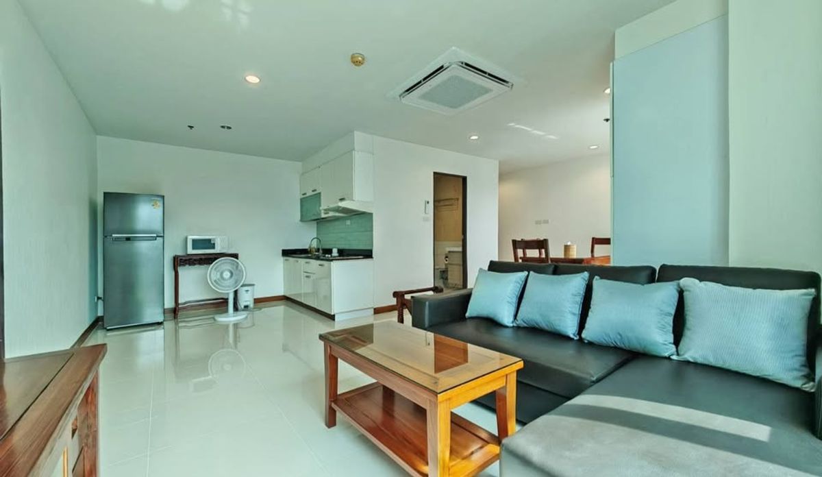 For RentCondoSukhumvit, Asoke, Thonglor : Rent Sukhumvit Living Town | corner room 1 bedroom 67 sq.m. | Near BTS Asoke and MRT Phetchaburi | 35,000 baht | Ref: T1938