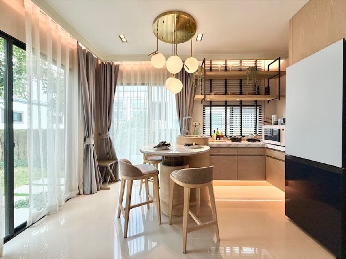 ขายทาวน์โฮมเกษตรศาสตร์ รัชโยธิน : 🏛️Baan Klang Mueng พหลฯ - รามอินทรา🌈ทาวน์โฮม 3 ชั้น URBANIST ขนาด 141 ตร.ม. 35.5 ตร.ว. | 3 ห้องนอน 3 ห้องน้ำ 2 ที่จอด เริ่ม 4.79 MB ติดต่อนัดชม Tel.0922635410 (เอิร์ธ)