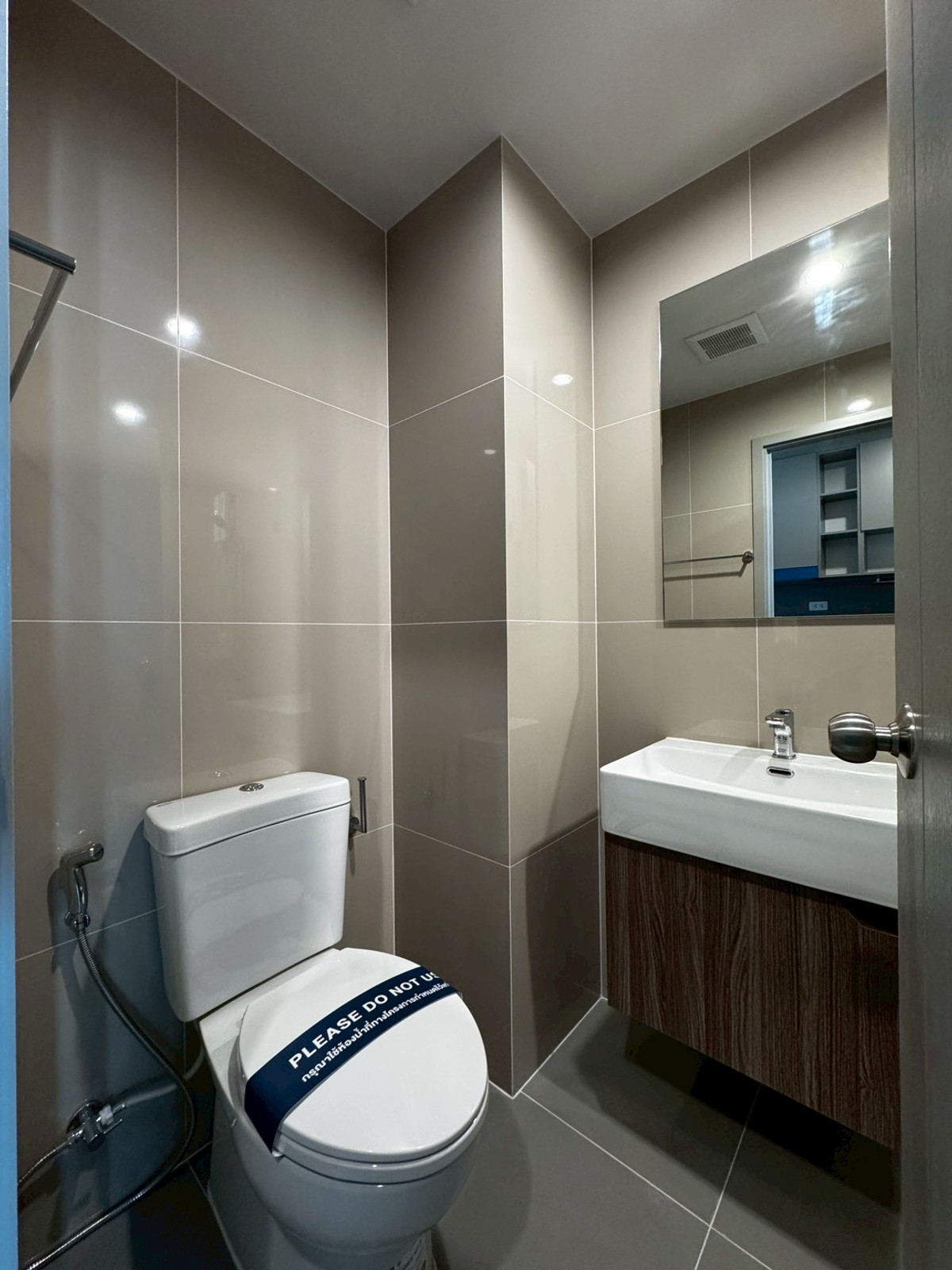 For RentCondoSeri Thai, Ramkhamhaeng Nida : 2 -story condo like at home Location on Ramkhamhaeng Road next to The Mall Bangkapi