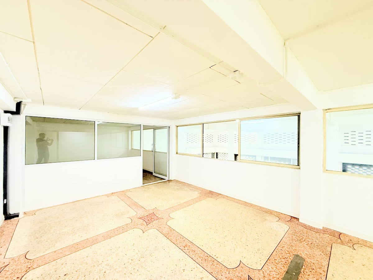 For RentShop HouseSamut Prakan,Samrong : Rent a building next to Thepharak Road - BTS Line Yellow Line, Thippawan Station, only 200 meters