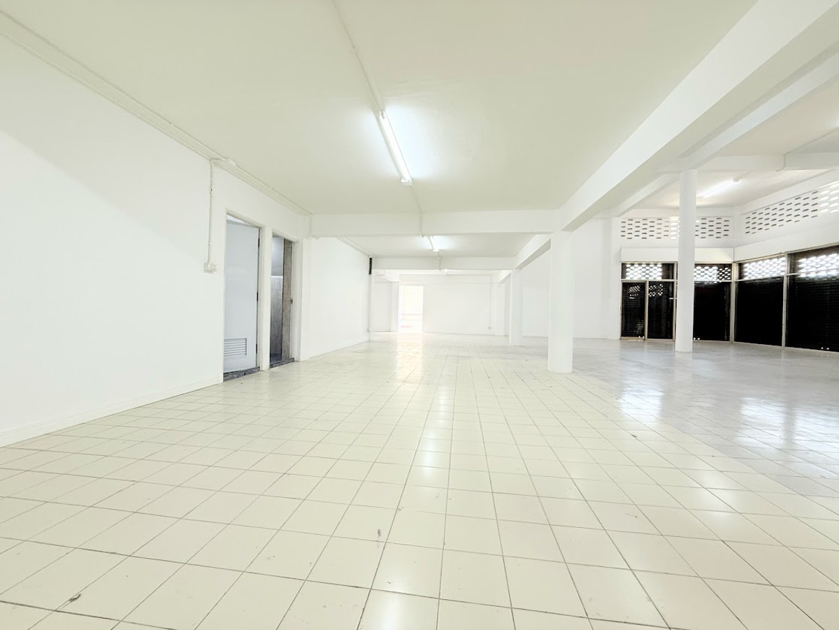 For RentShop HouseSamut Prakan,Samrong : Rent a building next to Thepharak Road - BTS Line Yellow Line, Thippawan Station, only 200 meters