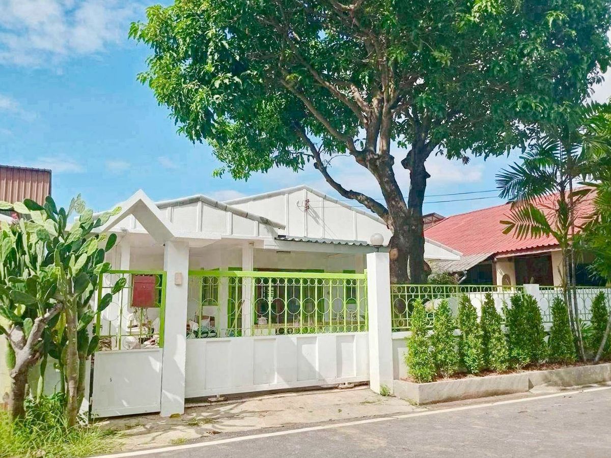 For RentHouseChiang Mai : House for rent 25,000 baht per month, near Waree School, only 5 minutes. No.15H744