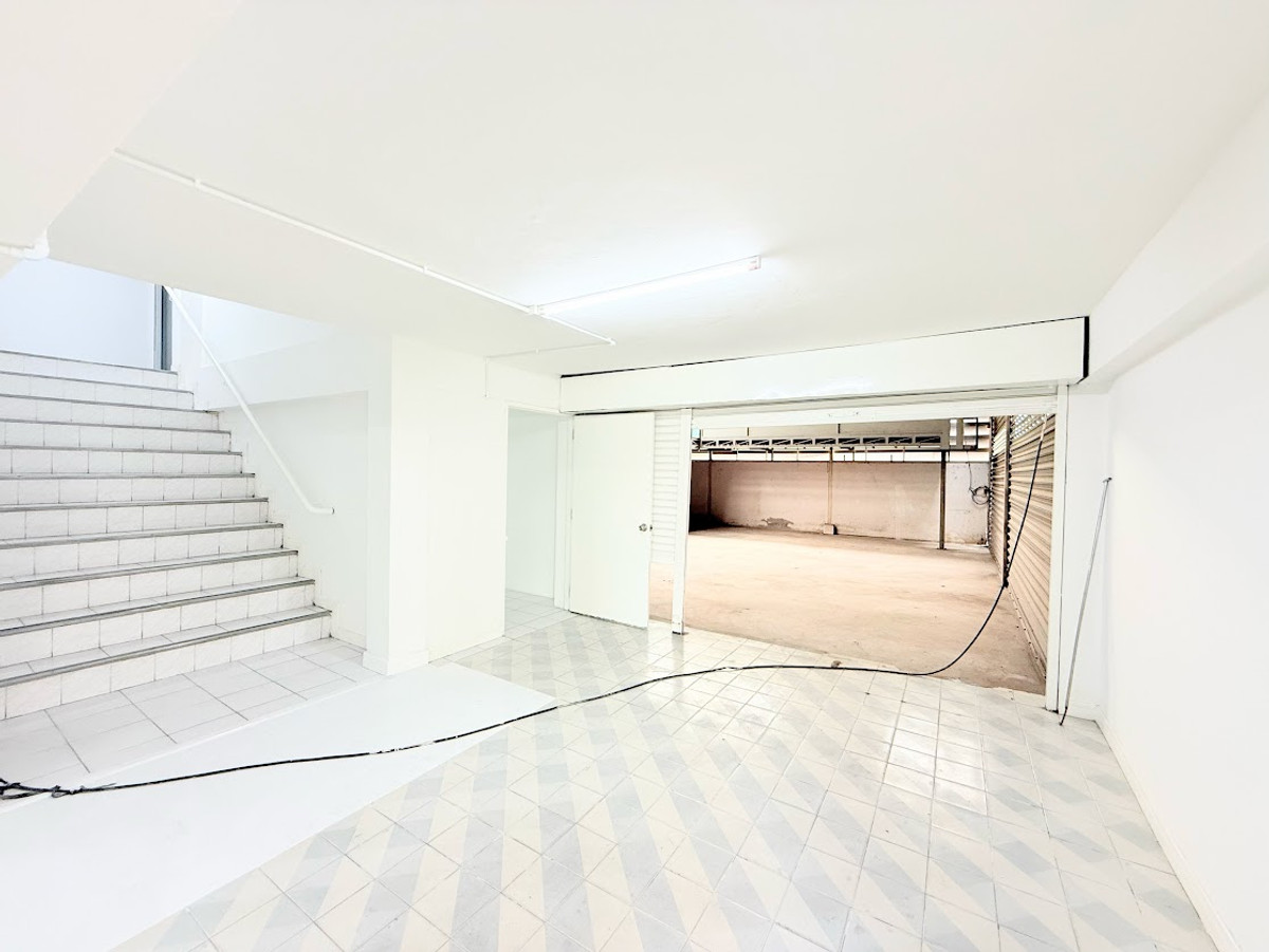 For RentShop HouseSamut Prakan,Samrong : Rent a building next to Thepharak Road - BTS Line Yellow Line, Thippawan Station, only 200 meters