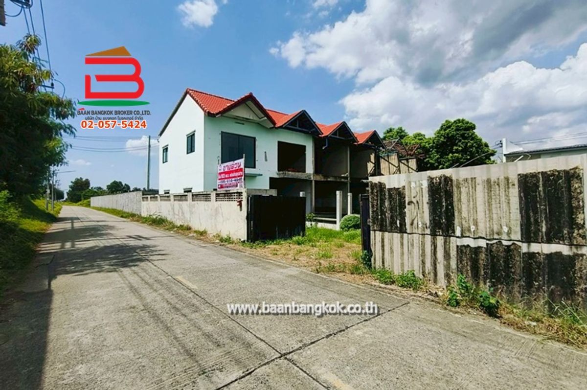 ขายที่ดินปทุมธานี รังสิต ธรรมศาสตร์ : ที่ดินพร้อมสิ่งปลูกสร้าง เนื้อที่ 183 ตรว. ใกล้บิ๊กซี ลำลูกกาคลอง 4 ถนนวิภาวดี ต.ลาดสวาย อ.ลำลูกกา จ.ปทุมธานี