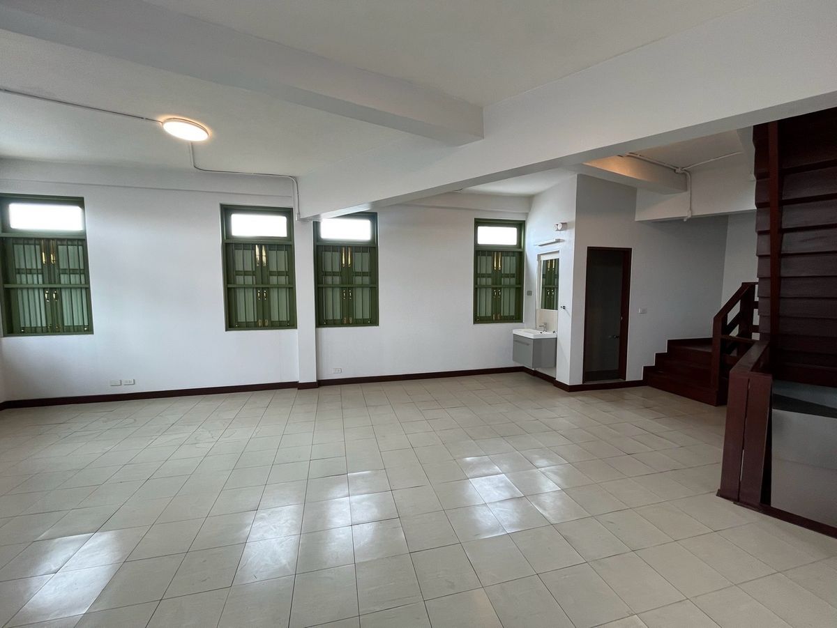 For RentShop HouseYaowarat, Banglamphu : Renting 1 commercial building, corner on the main road, Yaowarat - Naga Kasem MRT Sam Yot 600 meters, Bangkok