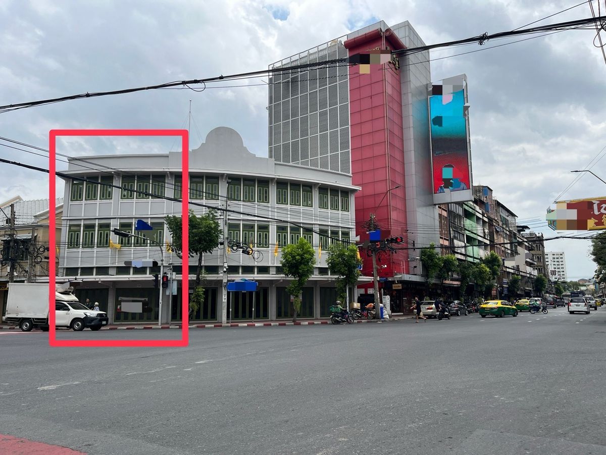 For RentShop HouseYaowarat, Banglamphu : Renting 1 commercial building, corner on the main road, Yaowarat - Naga Kasem MRT Sam Yot 600 meters, Bangkok