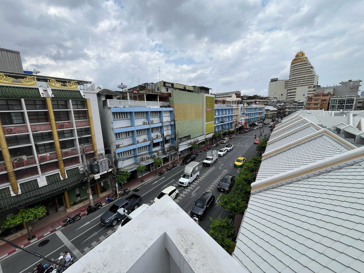For RentShop HouseYaowarat, Banglamphu : Renting 1 commercial building, corner on the main road, Yaowarat - Naga Kasem MRT Sam Yot 600 meters, Bangkok
