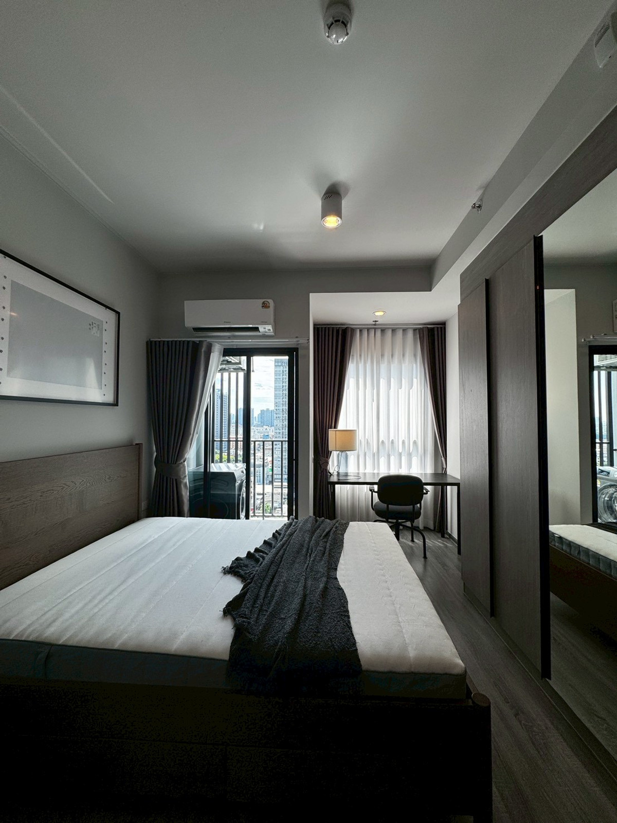 For RentCondoSeri Thai, Ramkhamhaeng Nida : 2 -story condo like at home Location on Ramkhamhaeng Road next to The Mall Bangkapi