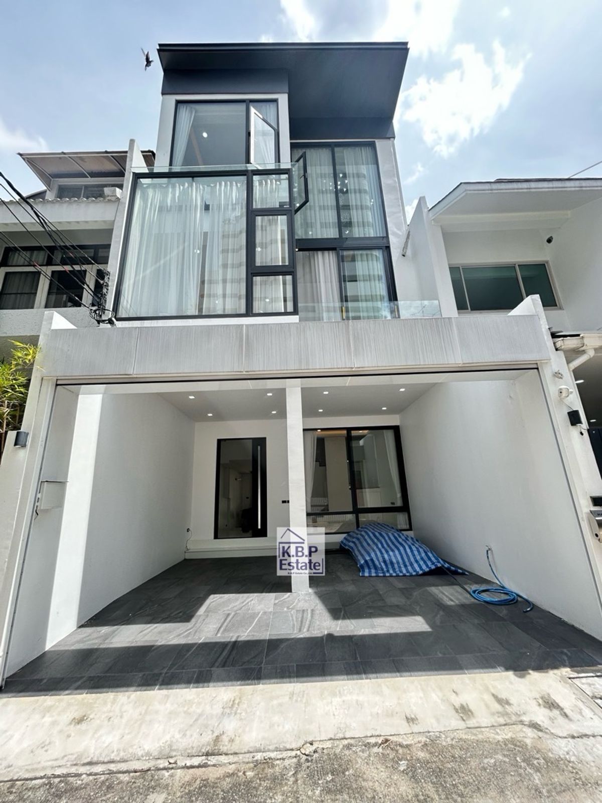 For SaleTownhomeSukhumvit, Asoke, Thonglor : 🔥 Sell Townhome 3 floors, 25 sq.whi, Sukhumvit 15, good location, only 1 minute to Nist International School and 5 minutes to BTS Asoke.