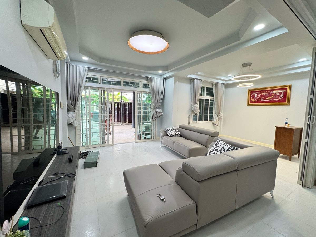 ให้เช่าบ้านรัชดา ห้วยขวาง : 💕Huai Khwang House อยู่เจริญ779 บ้านเช่าห้วยขวาง รัชดา18 ใกล้MRTห้วยขวาง แอร์ทุกห้องรีโนเวทใหม่ 5ห้องนอน2ห้องน้ำ💕 
