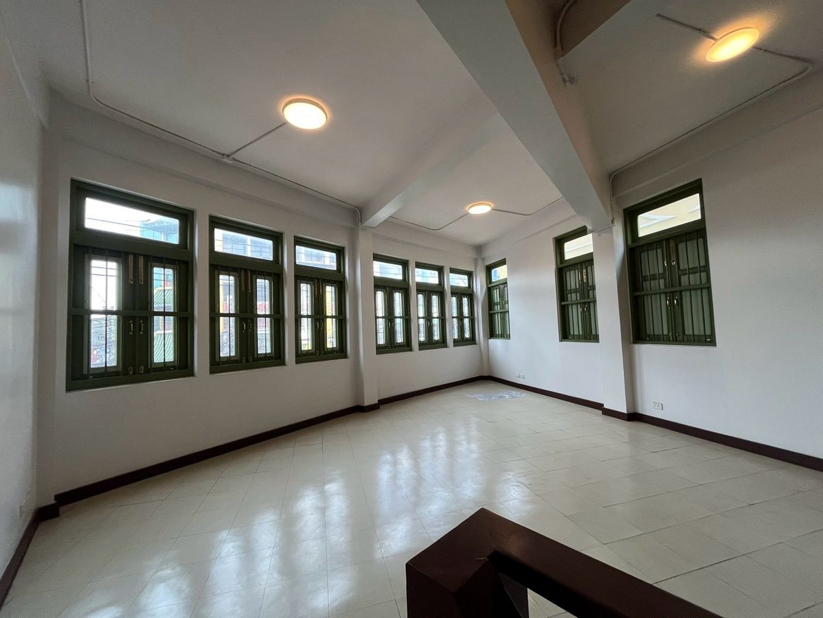 For RentShop HouseYaowarat, Banglamphu : Renting 1 commercial building, corner on the main road, Yaowarat - Naga Kasem MRT Sam Yot 600 meters, Bangkok