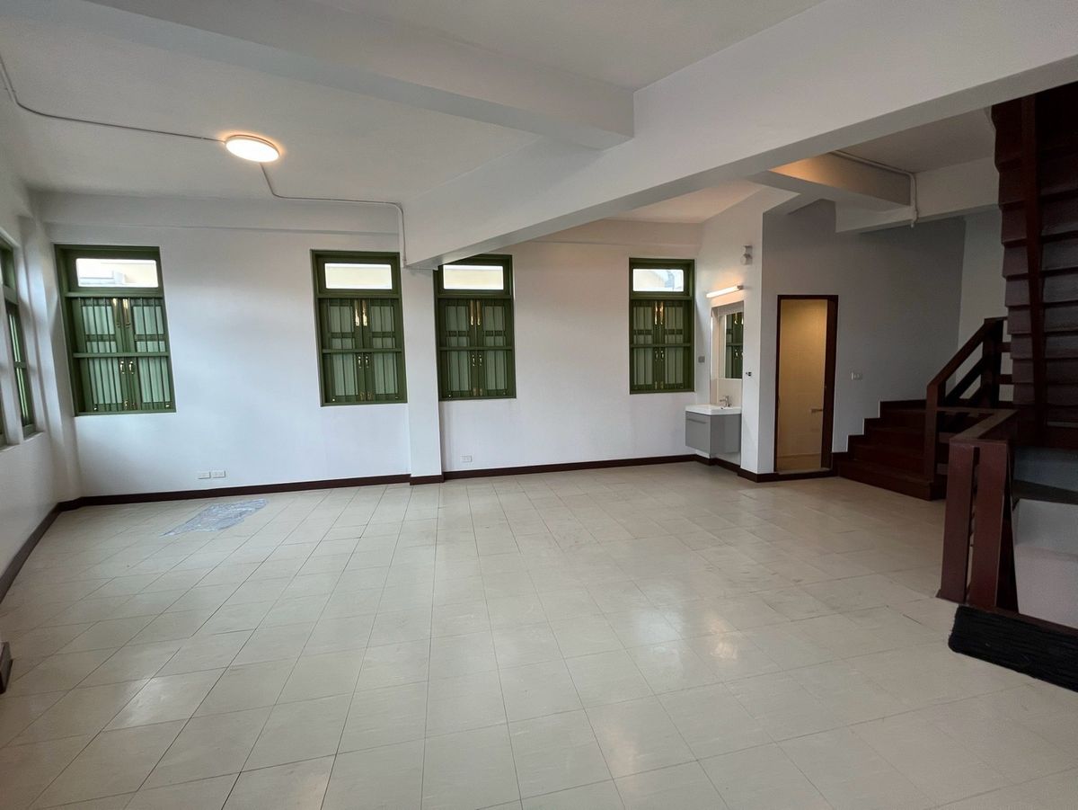 For RentShop HouseYaowarat, Banglamphu : Renting 1 commercial building, corner on the main road, Yaowarat - Naga Kasem MRT Sam Yot 600 meters, Bangkok