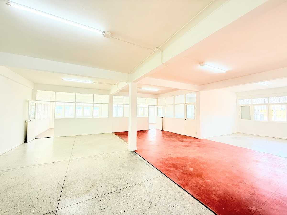 For RentShop HouseSamut Prakan,Samrong : Rent a building next to Thepharak Road - BTS Line Yellow Line, Thippawan Station, only 200 meters