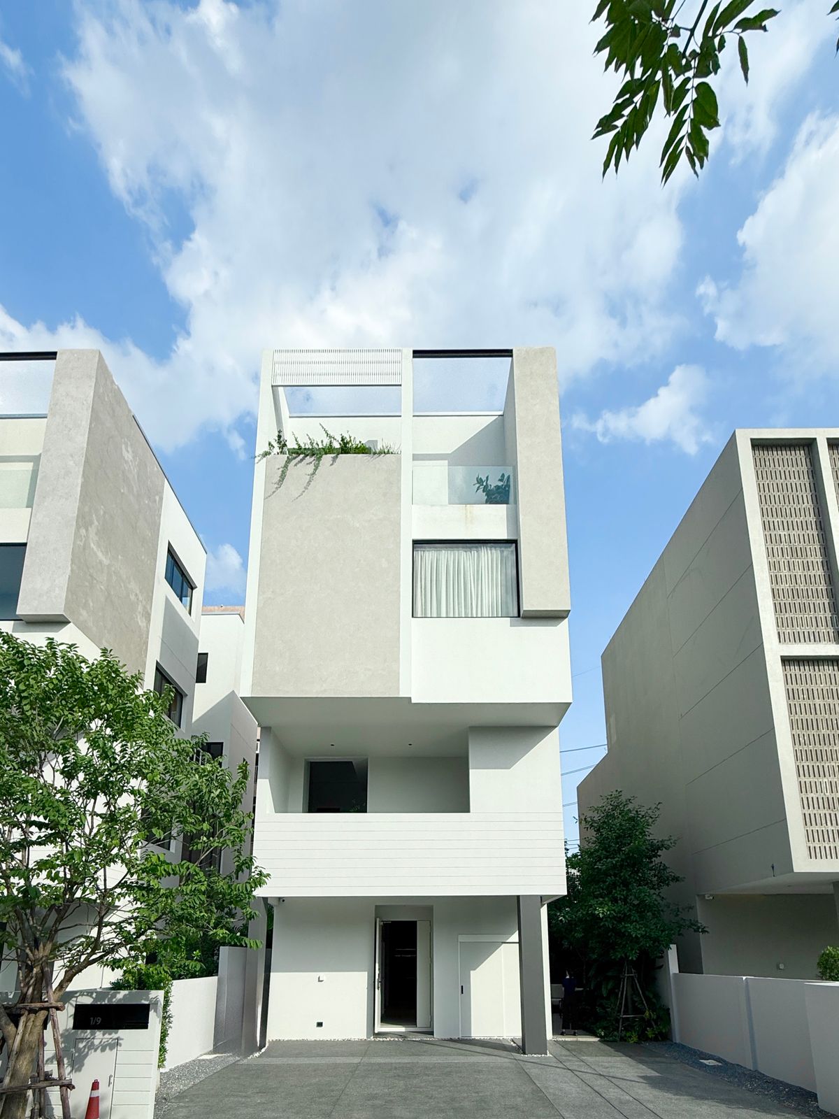 ขายบ้านปทุมธานี รังสิต ธรรมศาสตร์ : Arkin One ธูปะเตมีย์ - บ้านเดี่ยว3.5ชั้น 320-350ตรม. 53-55ตรว. 4นอน4น้ำ3จอด 092-545-6151 (ทิม)