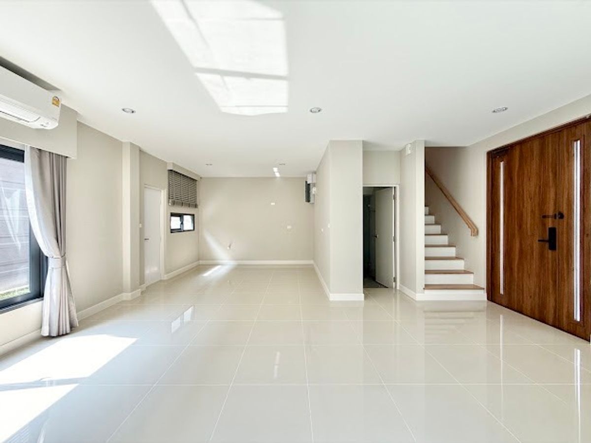 For SaleKaset Nawamin,Ladplakao : 🏛️Baan Klang Mueng The Edition Yothin Phatthana 🌈 Twin 3 -story twin house, 241 sq.m. 43 sq.m. | 4 bedrooms, 4 bathrooms, 3 parking spaces, starting 15.5 MB. Contact Tel.0922635410 (Earth)