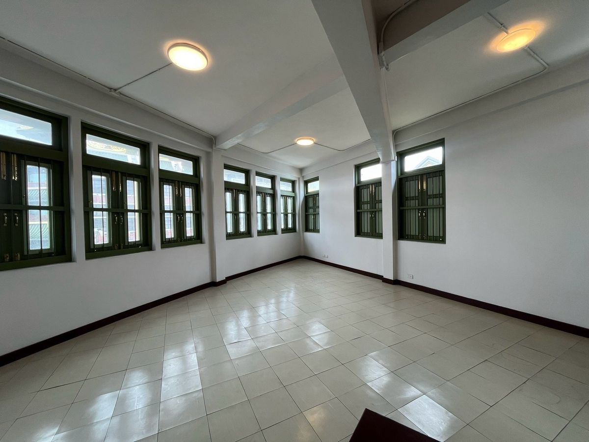 For RentShop HouseYaowarat, Banglamphu : Renting 1 commercial building, corner on the main road, Yaowarat - Naga Kasem MRT Sam Yot 600 meters, Bangkok