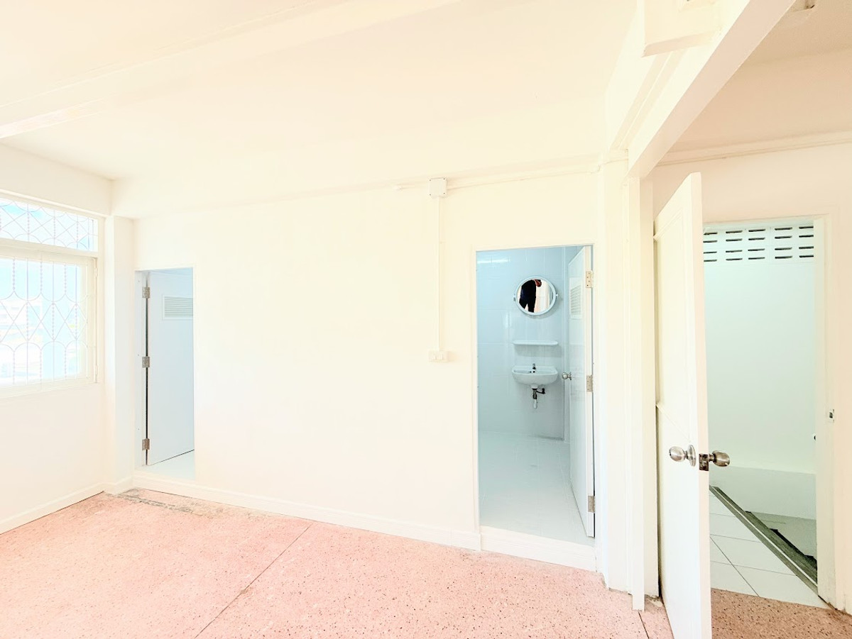 For RentShop HouseSamut Prakan,Samrong : Rent a building next to Thepharak Road - BTS Line Yellow Line, Thippawan Station, only 200 meters