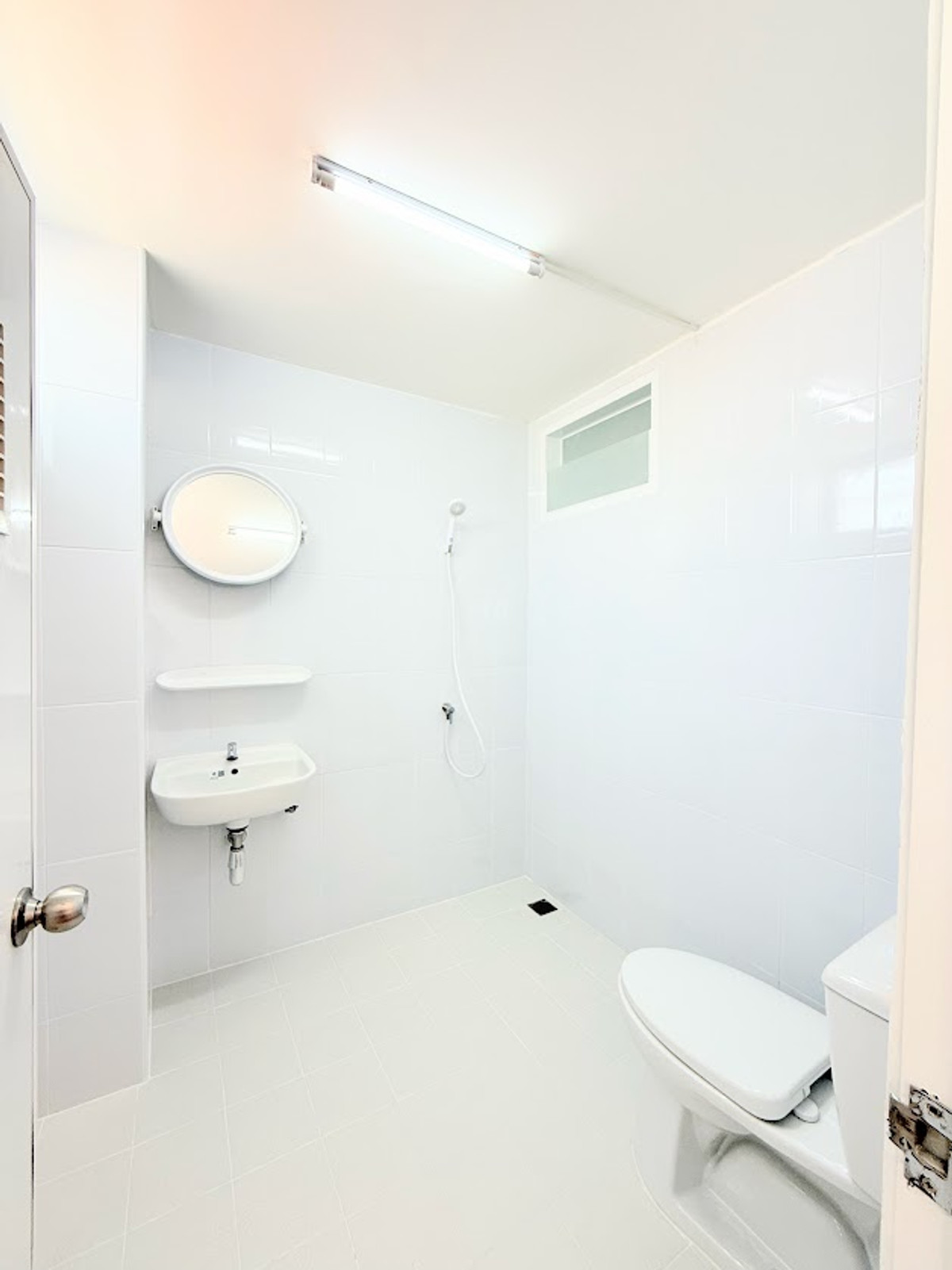 For RentShop HouseSamut Prakan,Samrong : Rent a building next to Thepharak Road - BTS Line Yellow Line, Thippawan Station, only 200 meters