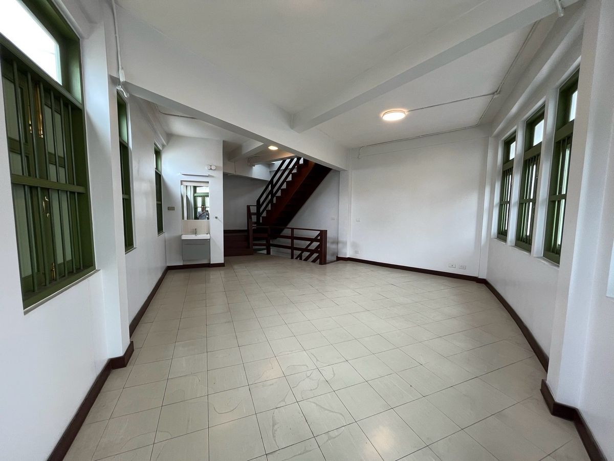 For RentShop HouseYaowarat, Banglamphu : Renting 1 commercial building, corner on the main road, Yaowarat - Naga Kasem MRT Sam Yot 600 meters, Bangkok