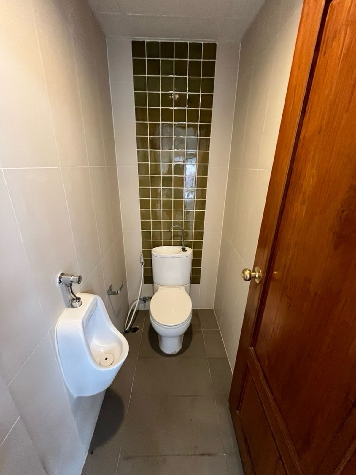 For RentShop HouseYaowarat, Banglamphu : Renting 1 commercial building, corner on the main road, Yaowarat - Naga Kasem MRT Sam Yot 600 meters, Bangkok