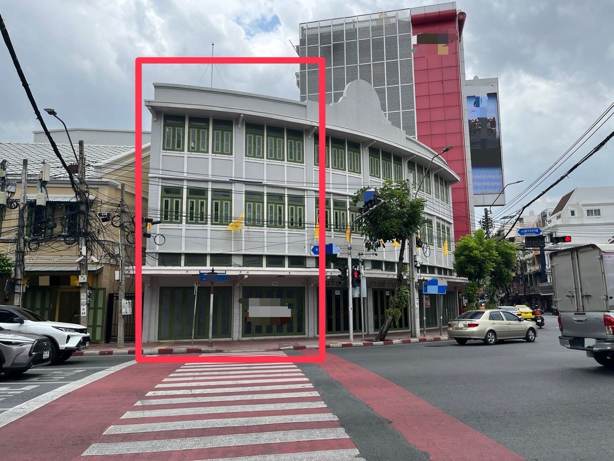 For RentShop HouseYaowarat, Banglamphu : Renting 1 commercial building, corner on the main road, Yaowarat - Naga Kasem MRT Sam Yot 600 meters, Bangkok