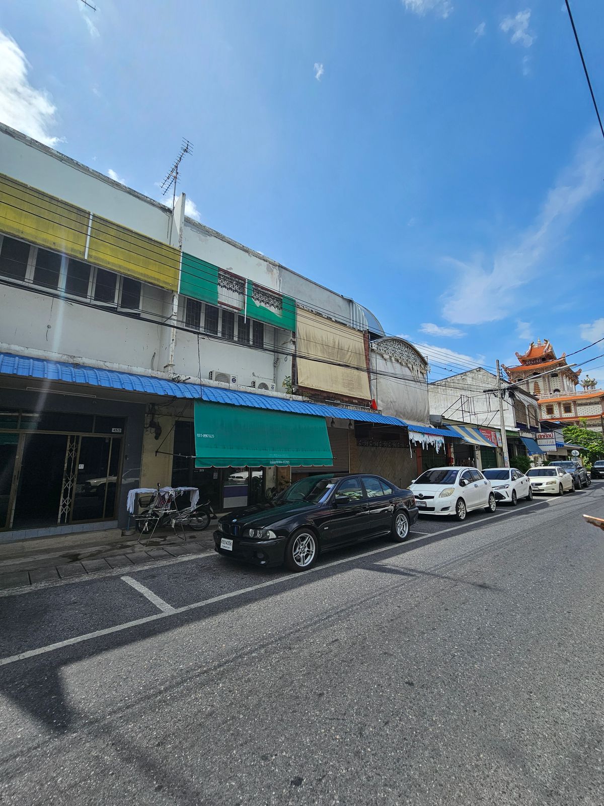 For RentShop HouseHatyai Songkhla : Two-story commercial building with three adjoining units for rent in the heart of Hat Yai on Saeng Chan Road, near Kim Yong Market!