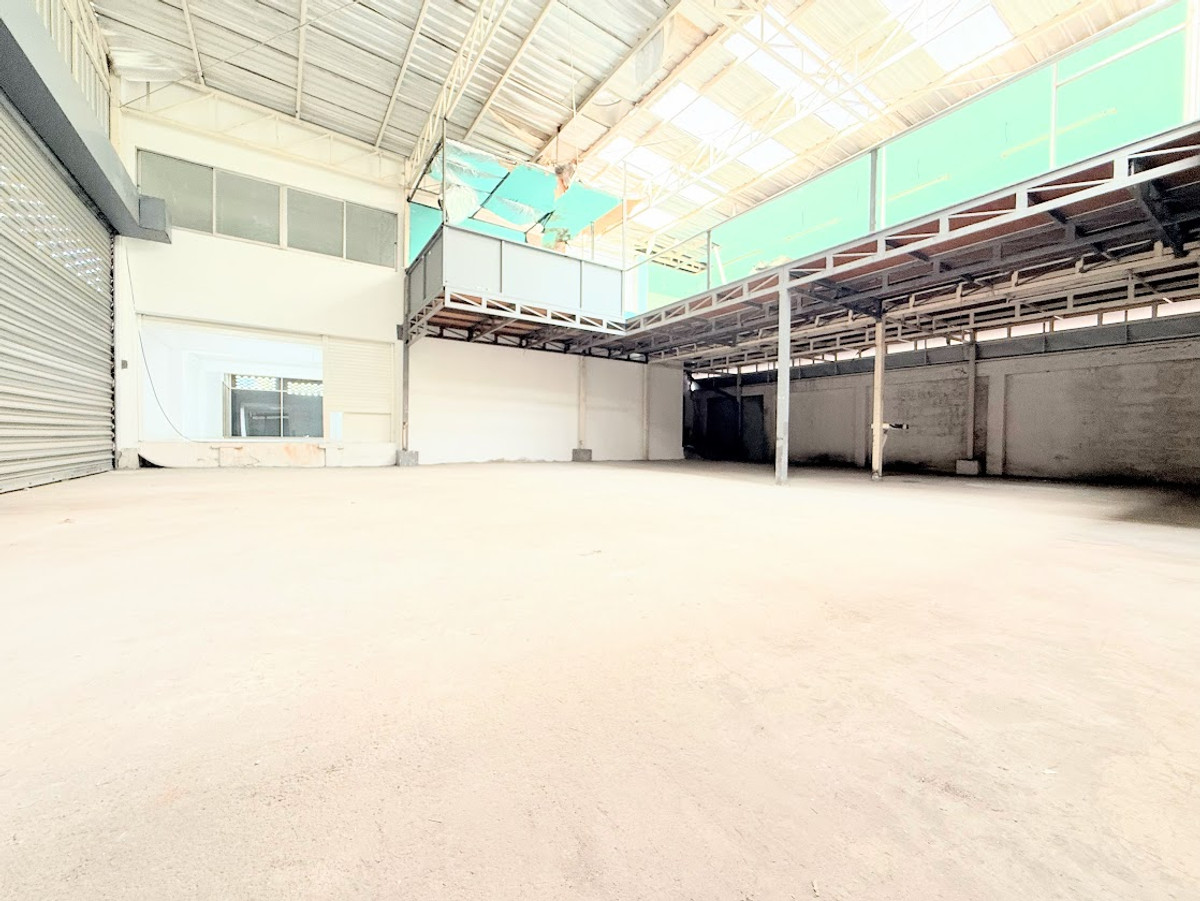 For RentShop HouseSamut Prakan,Samrong : Rent a building next to Thepharak Road - BTS Line Yellow Line, Thippawan Station, only 200 meters