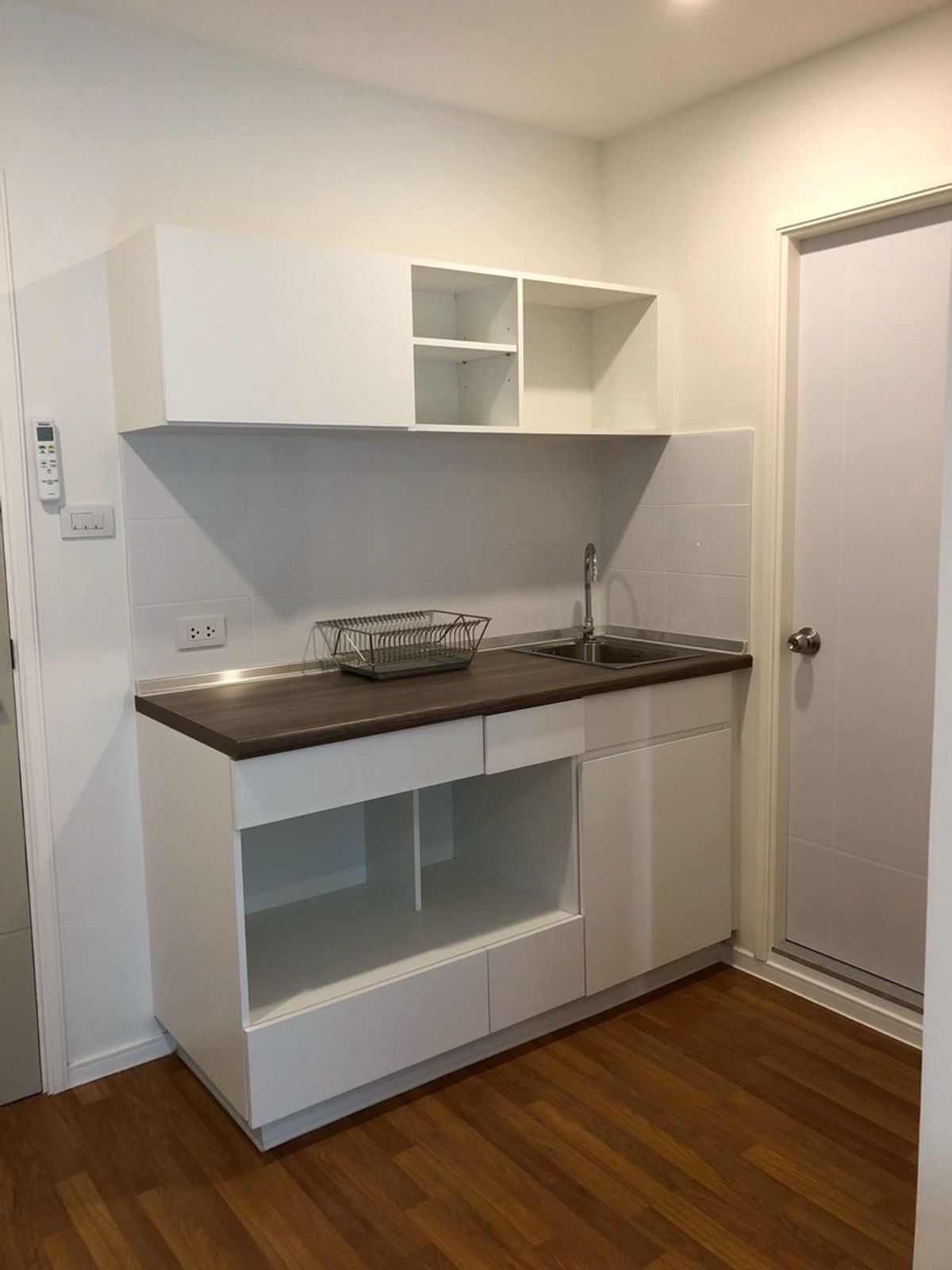 For RentCondoBangna, Bearing, Lasalle : Condo for rent Lumpini Place Bangna Km.3 (Lumpini Place Bangna Km. 3) Building/Building: A Floor 4 Size: 26 sq.m. Price: 8,500 baht