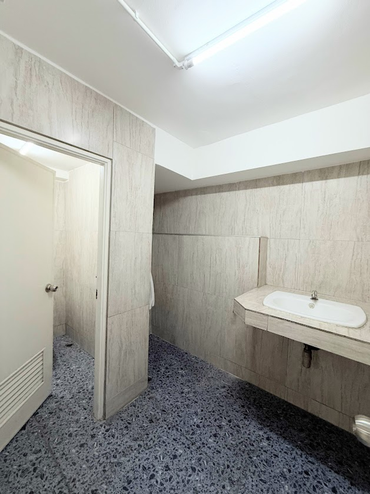 For RentShop HouseSamut Prakan,Samrong : Rent a building next to Thepharak Road - BTS Line Yellow Line, Thippawan Station, only 200 meters