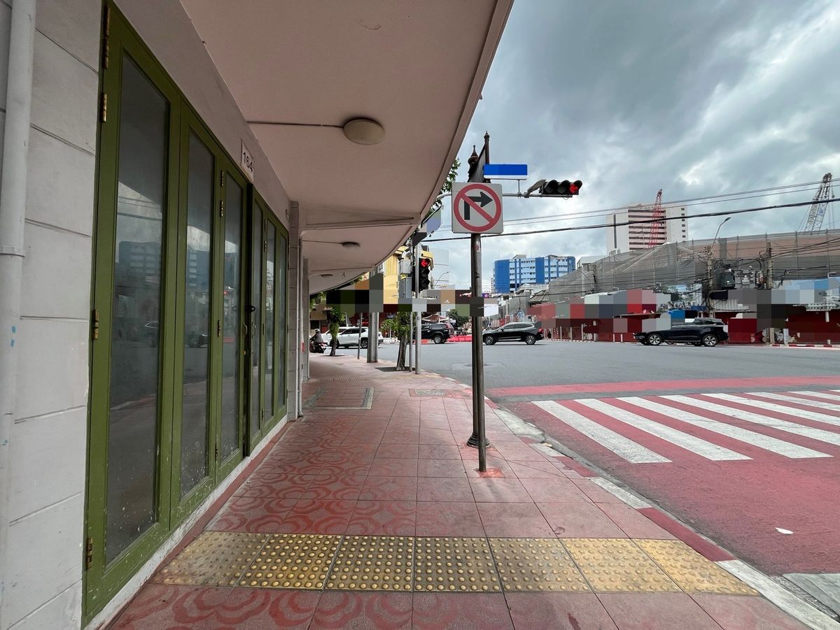 For RentShop HouseYaowarat, Banglamphu : Renting 1 commercial building, corner on the main road, Yaowarat - Naga Kasem MRT Sam Yot 600 meters, Bangkok