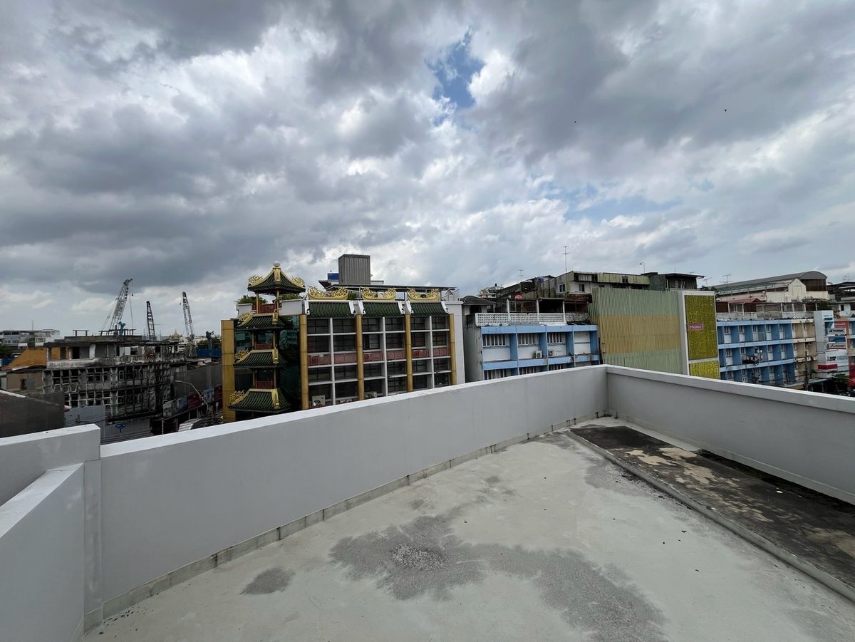 For RentShop HouseYaowarat, Banglamphu : Renting 1 commercial building, corner on the main road, Yaowarat - Naga Kasem MRT Sam Yot 600 meters, Bangkok