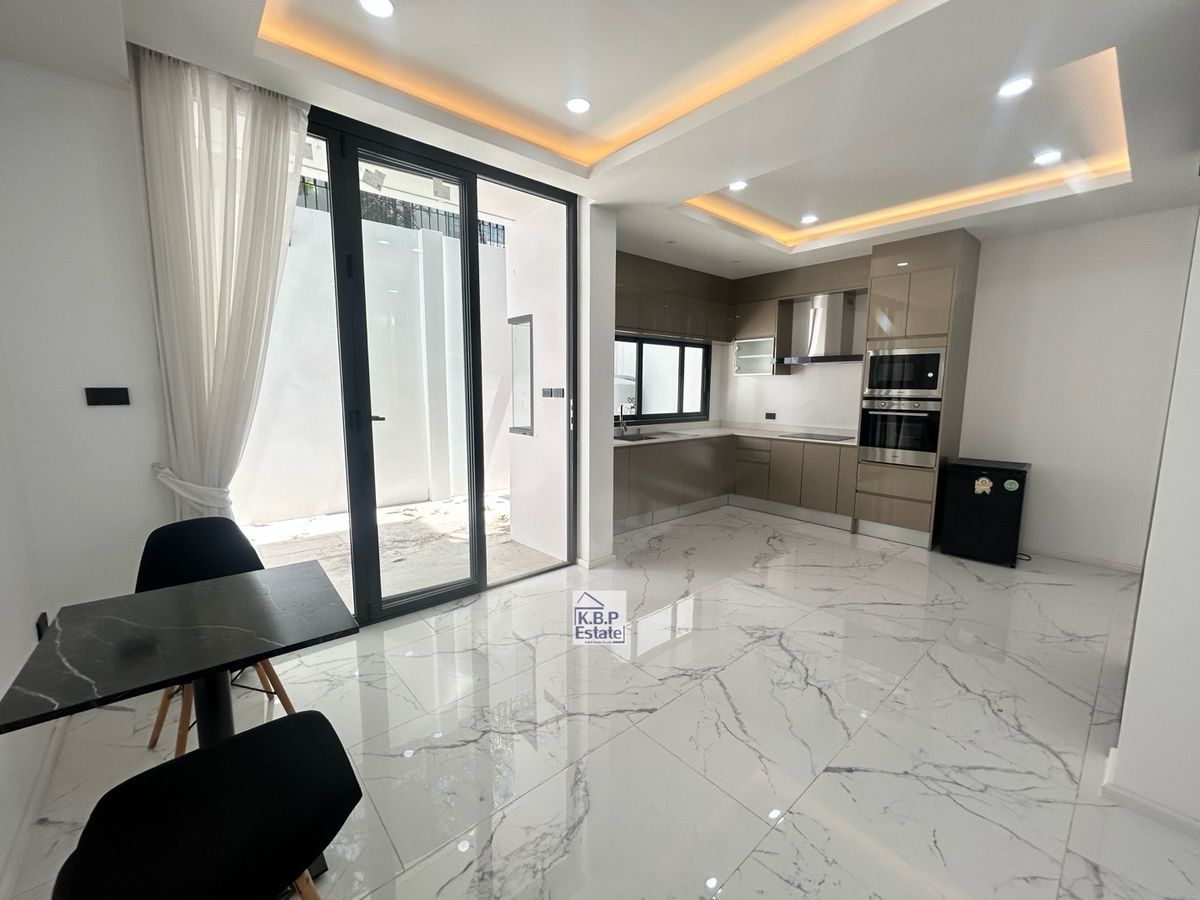 For SaleTownhomeSukhumvit, Asoke, Thonglor : 🔥 Sell Townhome 3 floors, 25 sq.whi, Sukhumvit 15, good location, only 1 minute to Nist International School and 5 minutes to BTS Asoke.
